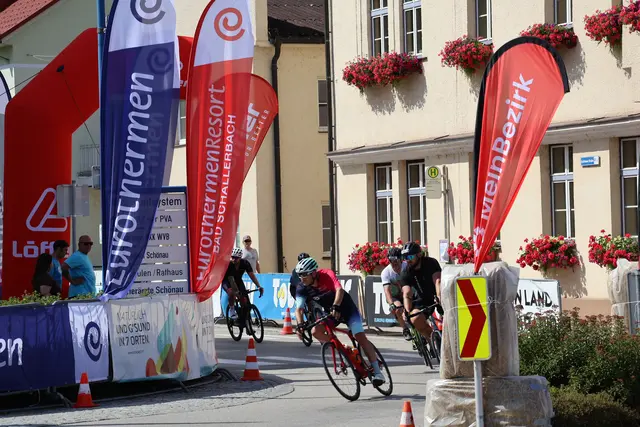 Beim Boxenstopp der Musikkapelle Bad Schallerbach konnte man bei einem kühlen Getränk den Radlern beim Schwitzen zusehen. | Foto: MeinBezirk