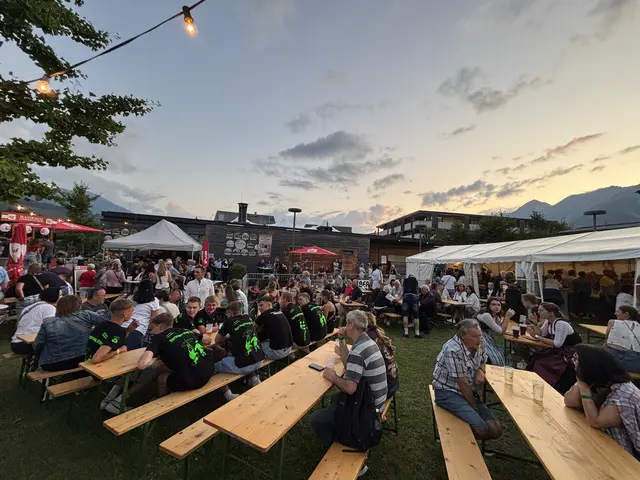 Hunderte Gäste strömten bei strahlendem Sonnenschein ins Milser Dorfzentrum und genossen Kulinarik, Musik und Gemeinschaft. | Foto: Kendlbacher