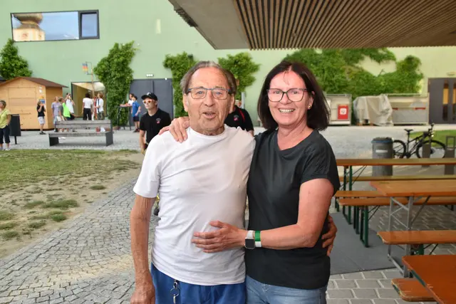 Gut gelaunt: Helli und Renate vom Milser Kirchenchor. | Foto: Kendlbacher