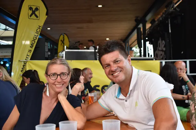 Begeistert vom Dorffest: Marco Wegleiter mit Gattin Isabella  | Foto: Kendlbacher