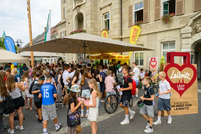Bevor es ab in die Ferien geht, trafen sich zahlreiche Schülerinnen und Schüler bei der Schulschlussparty am Leibnitzer Hauptplatz. | Foto: Robert Sommerauer (pixelmaker.at)