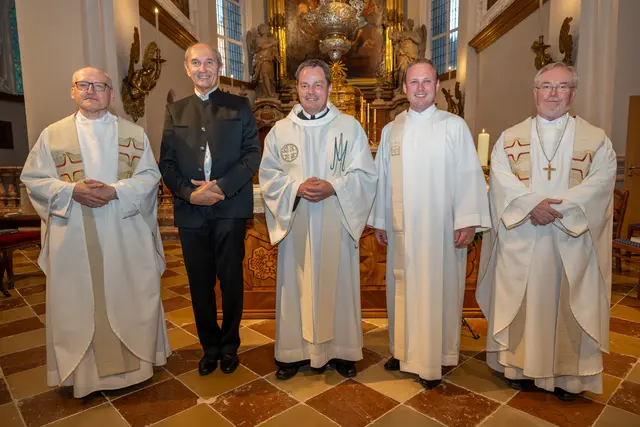Prior P. Maximilian Bergmayr, Verwaltungsvorstand Franz Schachner, Pfarrer P. Klaus Zarzer-Besenböck, Pastoralvorstand Fabian Drack und Generalvikar Severin Lederhilger (von links). | Foto: Pfarre Tassilo-Kremsmünster