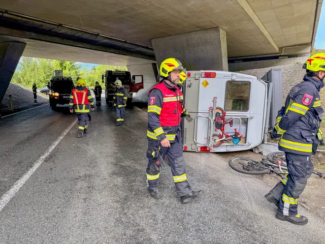 Der Einsatzort befand sich auf einer Abfahrtsrampe der A1 zur Raststation Mondsee.  | Foto: Christian Stoxreiter