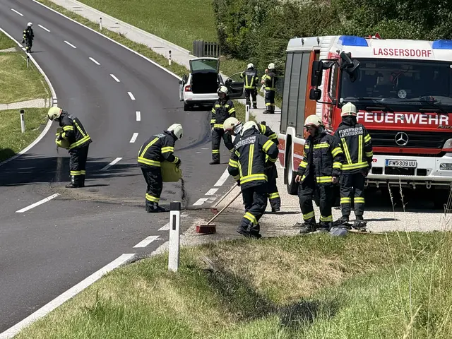 Verkehrsunfall auf der Hansberg Landesstraße – Freiwillige Feuerwehr Lassersdorf rückte aus. | Foto: TEAM FOTOKERSCHI / MARTIN SCHARINGER