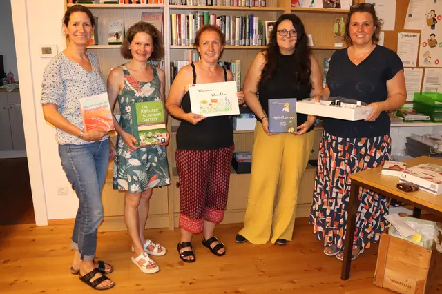 Ein duftendes Bibliotheksteam mit Leiterin Bianca Angerer und Referentin Katja Erkner-Sacherl (4. und 5. v.l.) | Foto: Gerhard Langmann