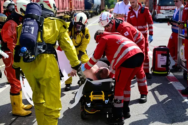 Die Verletzten des Gefahrgutaustritts im Zug werden rasch versorgt. | Foto: Rotes Kreuz Innsbruck