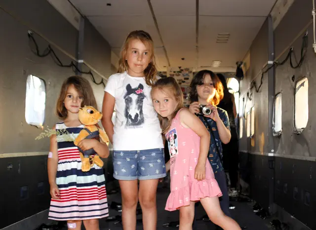 Den Kindern gefiel es gut im "Pink Skyvan"  | Foto: Walter Kellner