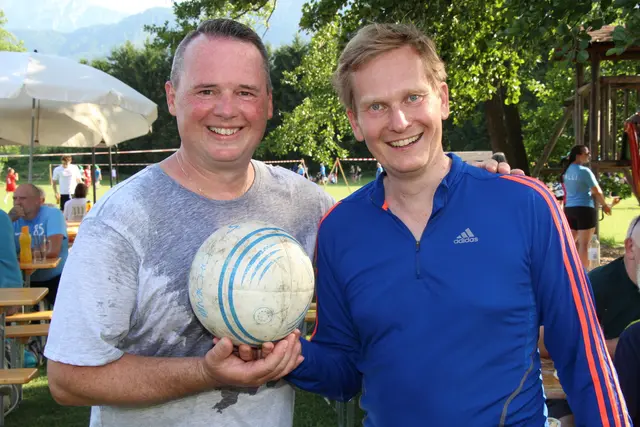 Faustballl-Sektionsleiter Jürgen Aicher (li.) mit Bürgermeister Markus Ringhofer. | Foto: MeinBezirk/Staudinger