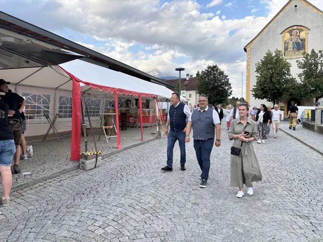 Gemeindeverbandspräsident Karl-Josef Schubert und Nationalrat Klaus Mair zu Besuch am Milser Dorffest. | Foto: Kendlbacher