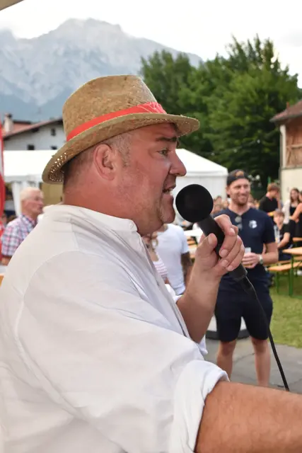 Gregor Lintner moderierte das Maßkrugstemmen humorvoll und mit Charme. | Foto: Kendlbacher