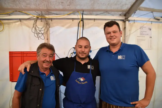 Wolfgang, Daniel und Daniel vom Verein Milser Matschgerer sorgten mit kühlen Getränken für willkommene Erfrischung bei den Gästen. | Foto: Kendlbacher