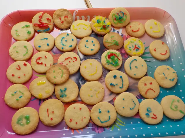 Auch Kekse wurden gebacken. Die Kinder konnten danach verschiedene Gesichter darauf malen.  | Foto: Schmoll