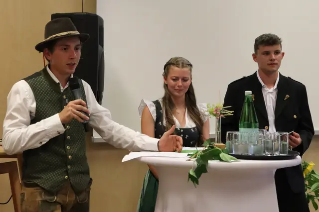 Maximilian Painsi sprach für den Absolventenverein der Schule | Foto: Gerhard Langmann