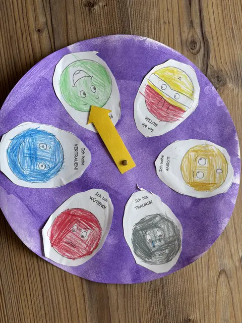 Die Kinder haben für zu Hause eine Gefühle-Uhr gestaltet.  | Foto: Koidl