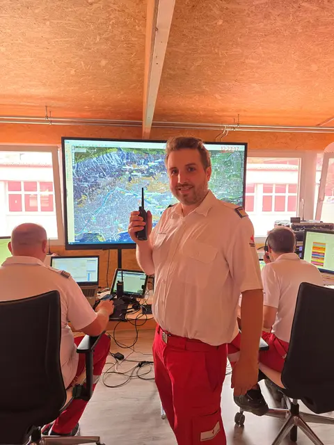 Armin Krösbacher, Chefarzt Rotes Kreuz Innsbruck und Übungsleiter, koordiniert von der Leitstelle aus. „Unser Dank gilt allen Einsatzkräften, die sich auf diesen fordernden Übungstag eingelassen haben. Die heutigen Erkenntnisse werden uns im Ernstfall noch effizienter machen und den Betroffenen zugutekommen.“ | Foto: Rotes Kreuz Innsbruck