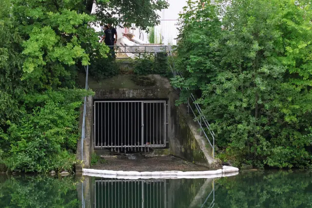 Mittels Barriere versucht die Feuerwehr die Verschmutzung der Traun durch Öl zu verhindern. | Foto: laumat.at