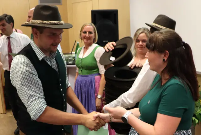 Der Absolventenverein steuerte Hut und Anstecknadel bei | Foto: Gerhard Langmann