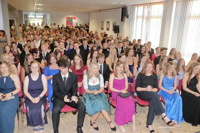 Die Aula des Köflacher Gymnasiums war bis auf den letzten Platz gefüllt. | Foto: FOTO KOREN