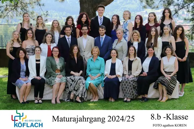 Der Maturajahrgang der 8b mit Gudrun Finder und dem Lehrkörper | Foto: FOTO KOREN