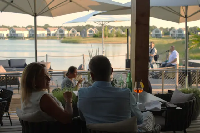Gemütliche Gespräche und guten Wein: so verbringen die Gäste ihren Abend. 