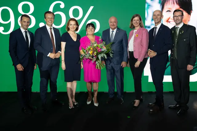 Eine freudestrahlende Manuela Khom mit ihrem Team | Foto: STVP/Lorber Jörgler