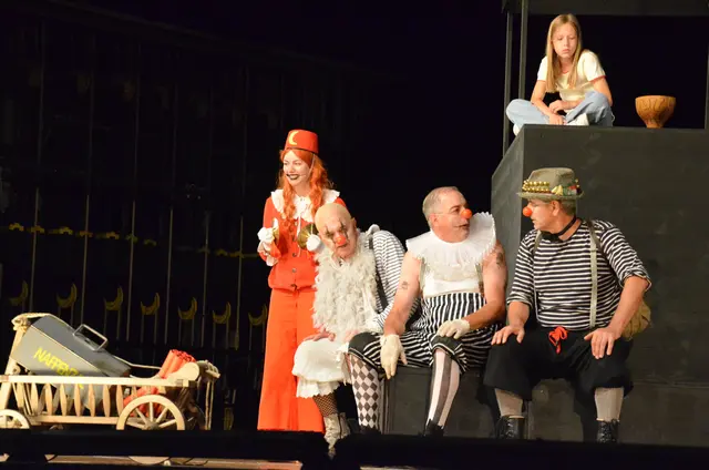 Ein Affe, drei Clowns, das Heilige Land und ein Gral.  | Foto: Sabine Schletterer