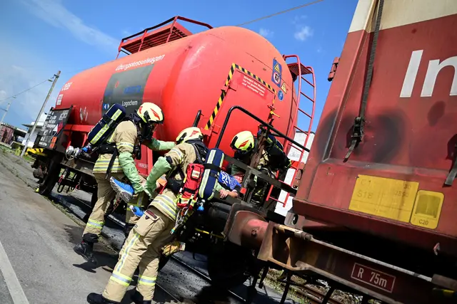 In einem Kesselwaggon am Bahnhoff in Hall in Tirol ist konzentrierte Essigsäure ausgetreten. | Foto: Rotes Kreuz Innsbruck