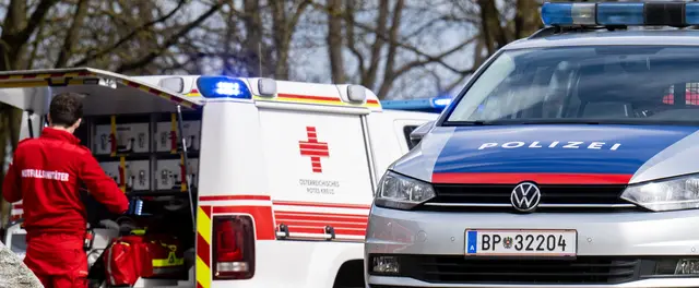 Mit Verletzungen unbestimmten Grades wurde der Motorradlenker von der Rettung ins Krankenhaus eingeliefert.  | Foto: Werner Kerschbaummayr