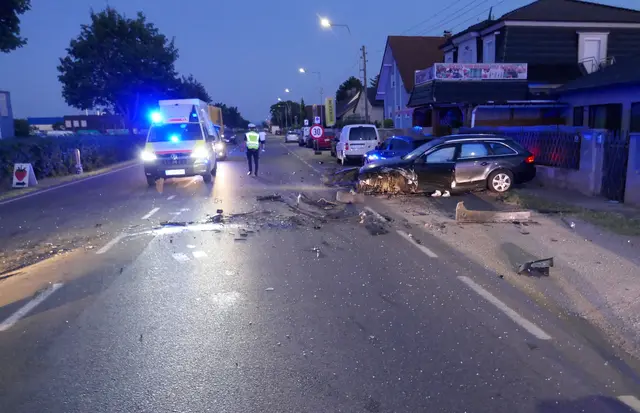 Ein Trümmerhaufen blieb beim Crash auf der Straße. | Foto: Bäck