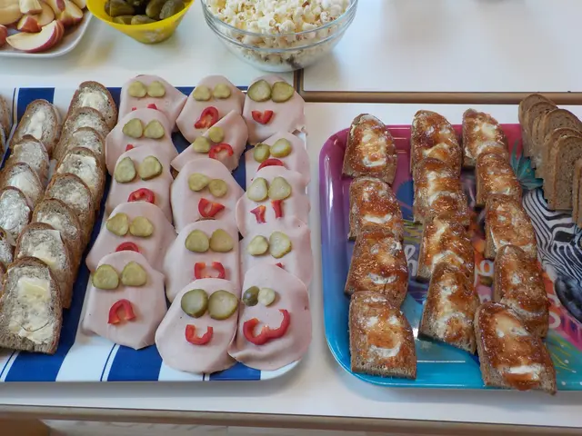 Jause im Kindergarten, passend zum Jahresthema: Wurstbrote mit verschiedenen Gesichtern.  | Foto: Schmoll