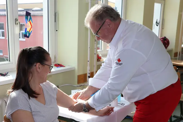 Blutspendereferent Franz Poscharnik in Aktion | Foto: Gerhard Langmann