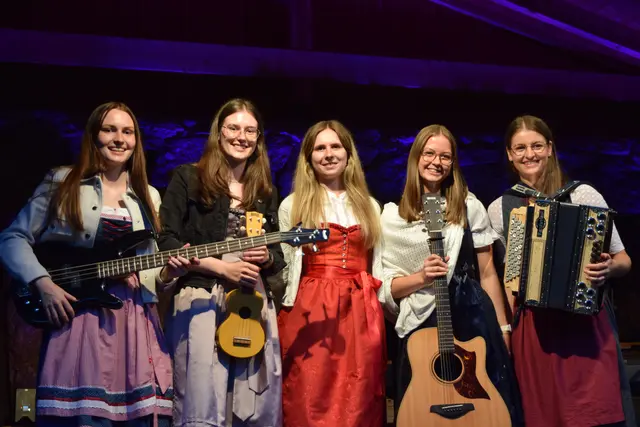 Taktgfühl aus Schönau, Ines und Victoria aus Pabneukirchen, Christoph Lenz aus Tragwein begeisterten beim Kultursommer Pabneukirchen. | Foto: Josef Lumetsberger