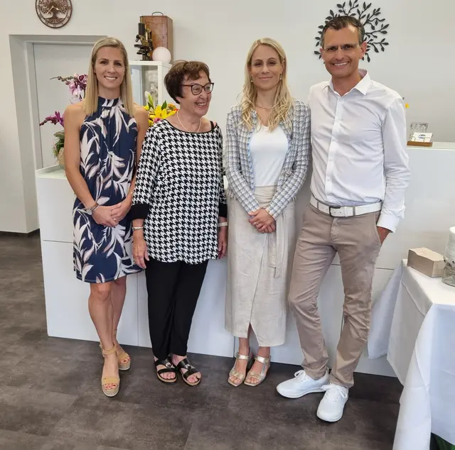 "Die Zukunft kann beginnen!": Orthopäde, Allgemeinchirurg und Traumatologe Gerwin Bernhardt freut sich, mit seinem Team Denisa Hladiková, Birgit Kircher und Gattin Kathrin Bernhardt (v.l.) in der neuen Ordination für seine Patienten da zu sein.  | Foto: Astrid Höbenreich-Mitteregger