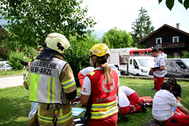 Die Situation in der Volksschule Neuarzl ist dank einer guten Koordination der Einsatzkräfte schnell unter Kontrolle. | Foto: Rotes Kreuz Innsbruck
