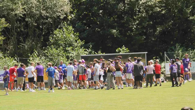 Nach dem Spiel waren Autogramme, Selfies und Fotos von und mit den Stars sehr begehrt.