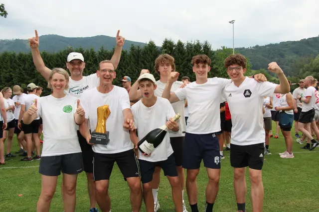 Das Team "Ohne meinen Anwalt spielen wir nicht" jubelt über den Turniersieg. | Foto: MeinBezirk/Staudinger