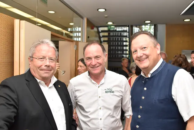 Nationalrat Franz Hörl, Roland Klingler (Amtsleiter) und Gemeindeverbandspräsidenten Karl-Josef Schubert  | Foto: Kendlbacher