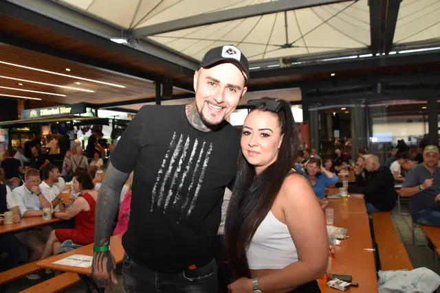 Matthias Aichner alias "Tiroler Schmäh" war mit Freundin Julia am Dorffest. | Foto: Kendlbacher