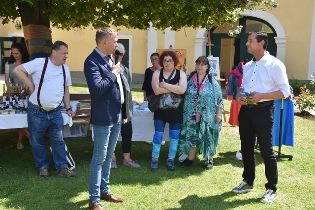 Bürgermeister Stefan Lang bei seinem Grußworten: "Wenn es den Hof nicht schon gäbe, müsste man ihn erfinden." | Foto: Alexandra Goll