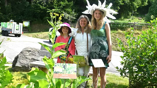 Kräuterwanderin Annette Wallner zwischen den Blumenmädchen Johanna Lippmann und Linna Hufen