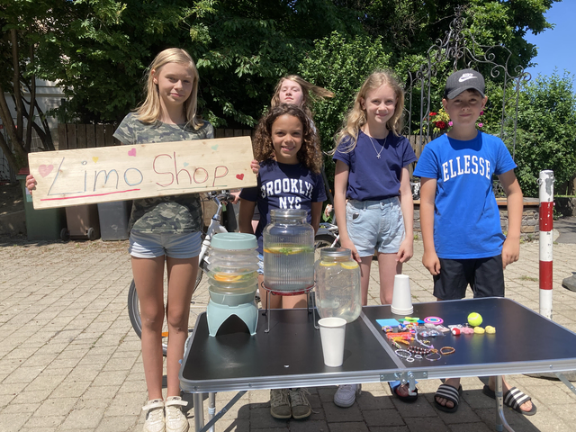 Kreativität, Herz und Gemeinschaftssinn. Vor der Schule in Dillach haben sich die Jugendlichen von li. nach re.:  Zoè Schrottner, Lola Andritsch, dahinter Sophie Graf, Rosalie Zmugg und Jakob Pall zusammengefunden, um Radfahrern und Spaziergängern an einem heißen Sommertag kühle Getränke anzubieten.