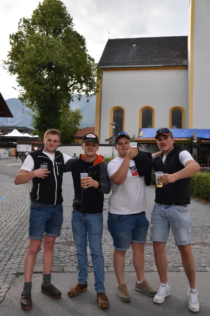 Die vier frisch abgerüsteten Jungs sind motiviert für das Milser Dorffest. | Foto: Kendlbacher