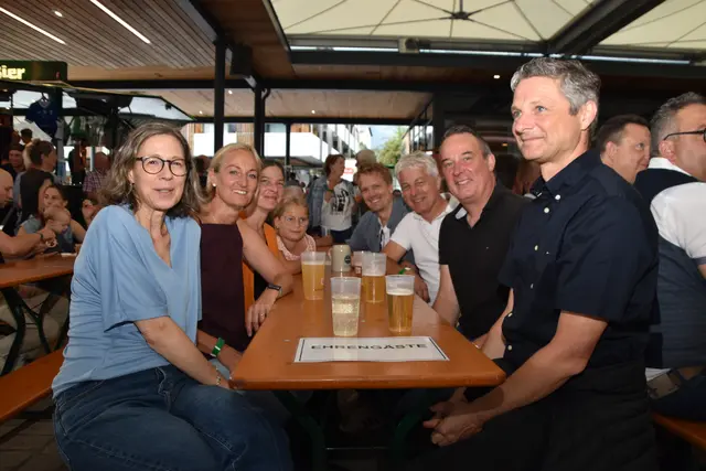 Auch Michael Gsaller vom Stadtmarketing Hall in Tirol (re.) ließ sich das Dorffest nicht entgehen. | Foto: Kendlbacher