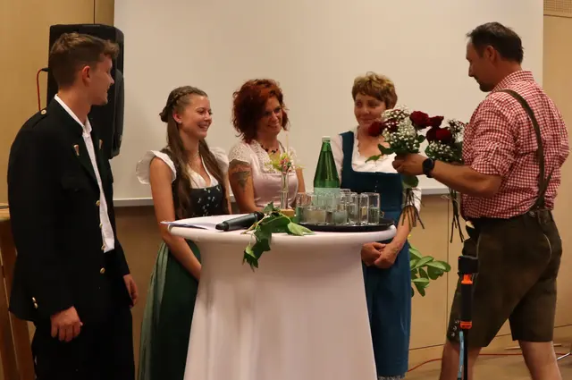 Für das Moderatorenteam gab es Blumen von Marlies Lichtenegger und Erich Blumauer | Foto: Gerhard Langmann