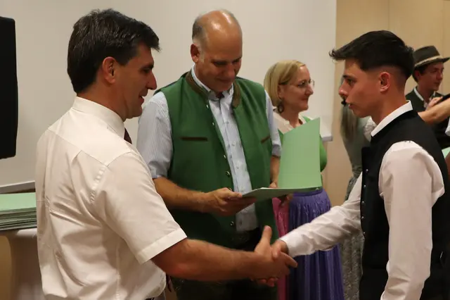 Gratulation für die bestandene Abschlussprüfung | Foto: Gerhard Langmann