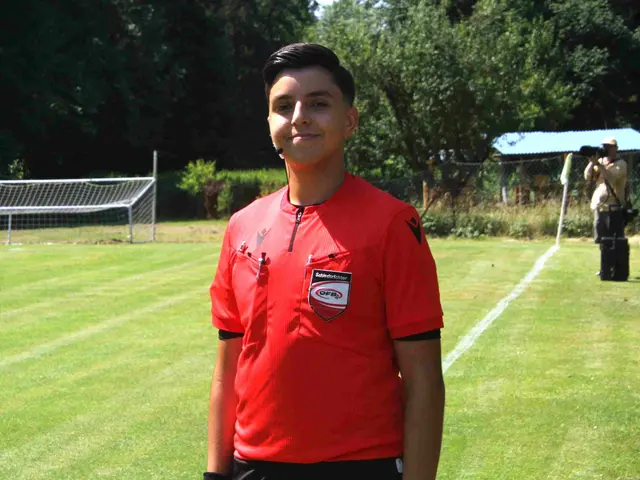 Der junge Assistent an der Linie unterstütze den Schiedsrichter ganz ausgezeichnet.