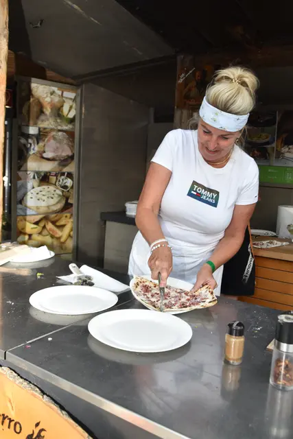 Priska Hauser versorgte die Gäste mit herzhaften Flammkuchen. | Foto: Kendlbacher