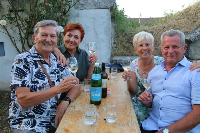 v. l. Herbert, Brigitte, Silvia und Ernst genossen den Wein  | Foto: Eduard Wimmer