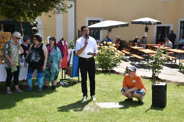 Thomas Krottendorfer, Regionalleiter der Caritas im Weinviertel, führte die zahlreich anwesenden Gäste über den Hof. | Foto: Alexandra Goll