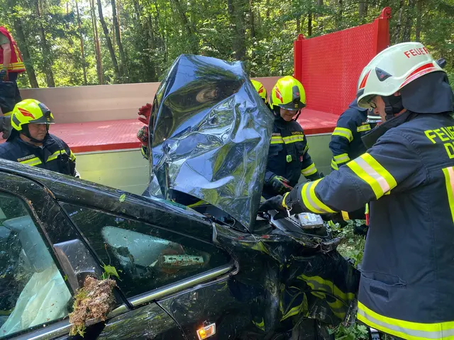 Drei Feuerwehren sind nach einem Verkehrsunfall im Wald im Einsatz. | Foto: Bezirksfeuerwehrkommando/Alexander Flaschberger